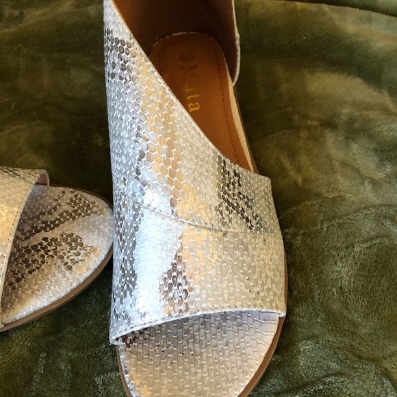 Silver snake skin print on white - Picture 2 of 5